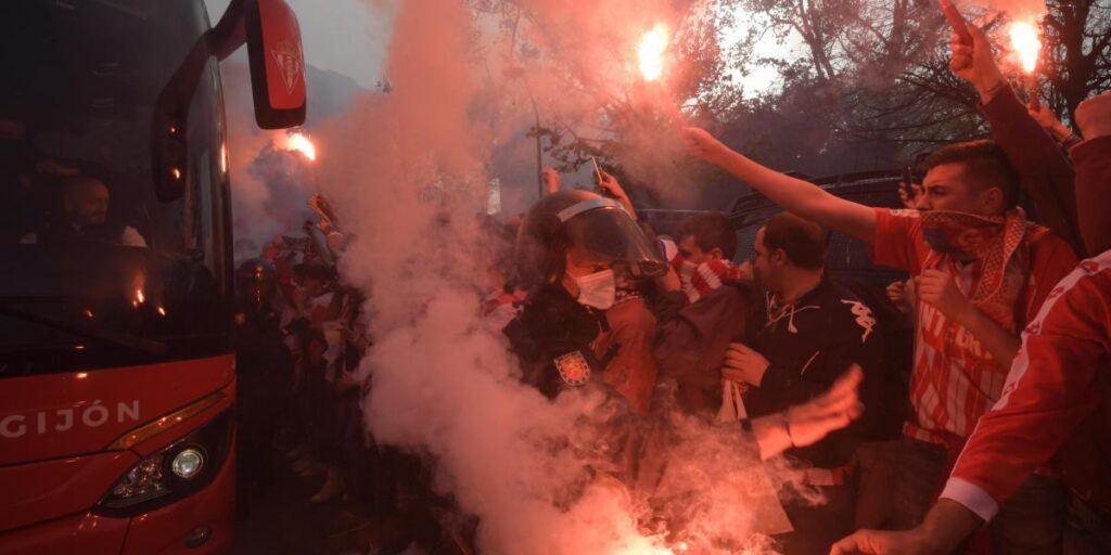 Dos detenidos y dos imputados por agredir a hinchas del Oviedo