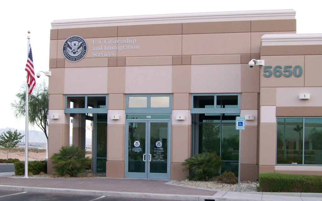 EU extiende plazo para que migrantes trabajen con permisos vencidos