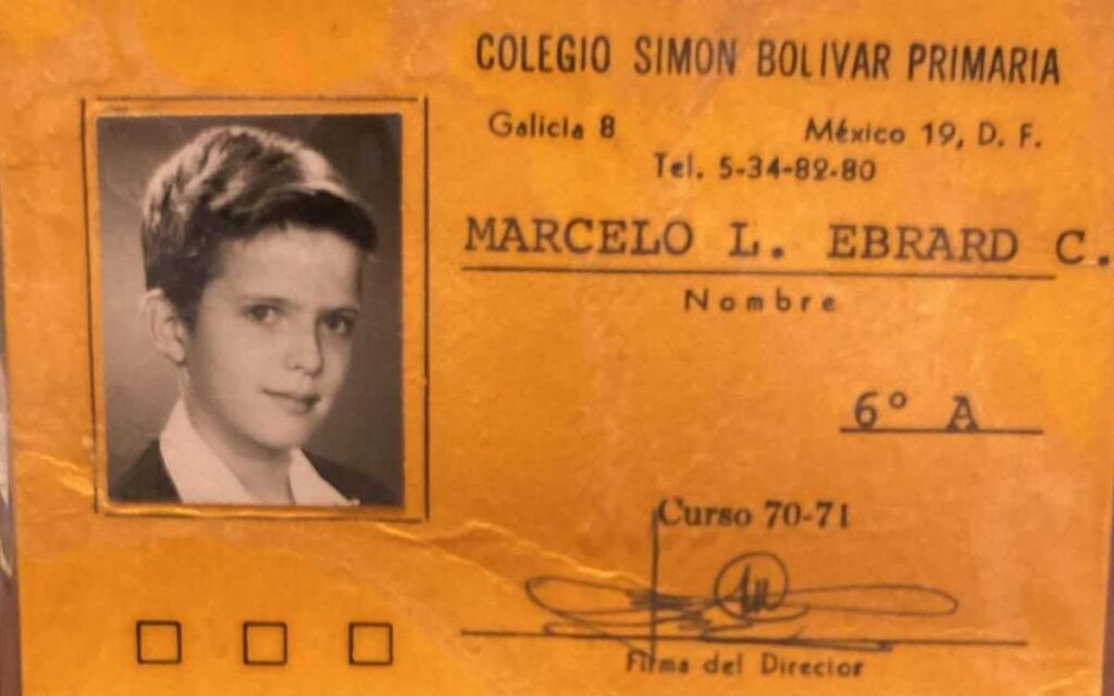 Ebrard comparte foto de cuando iba en la primaria para festejar el Día del Estudiante