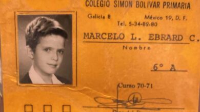 Ebrard comparte foto de cuando iba en la primaria para festejar el Día del Estudiante