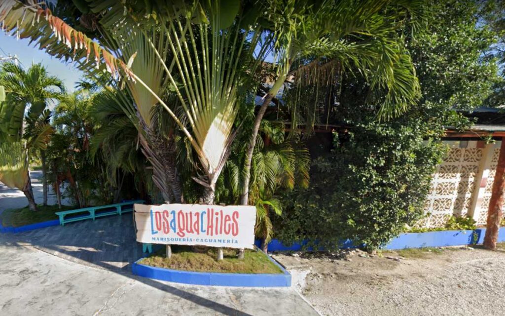 Ejecutan a un hombre fuera de restaurante en Cancún; dejan mensaje