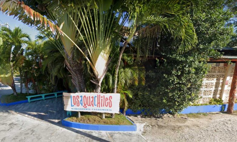 Ejecutan a un hombre fuera de restaurante en Cancún; dejan mensaje