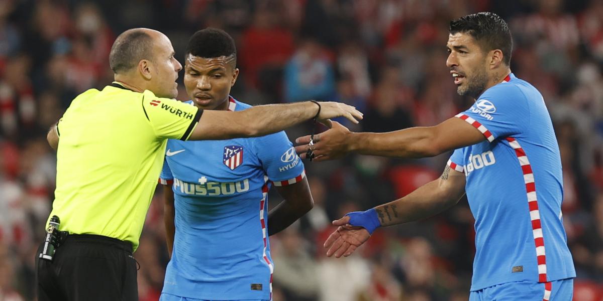 El Atlético estudia si recurre la amarilla de Reinildo