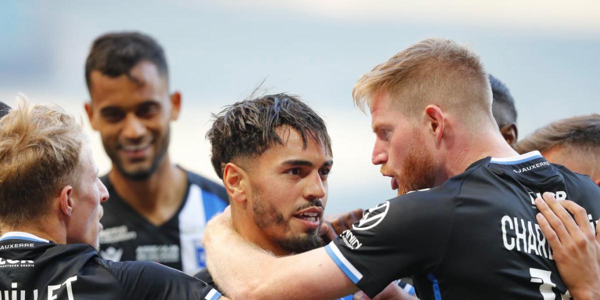 El Auxerre sube a la Ligue 1 entre el caos y baja el Saint-Étienne