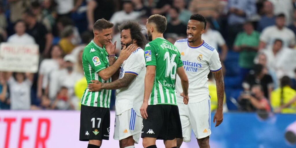 El Bernabéu ovaciona al 'eterno' Joaquín