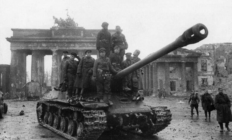 El Día de la Victoria y la mandíbula de Hitler en una caja de puros: por qué el 9 de mayo terminó una guerra y empezó otra