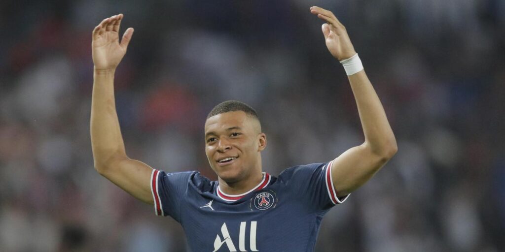El Gobierno francés considera "una buena noticia" que Mbappé siga en el PSG