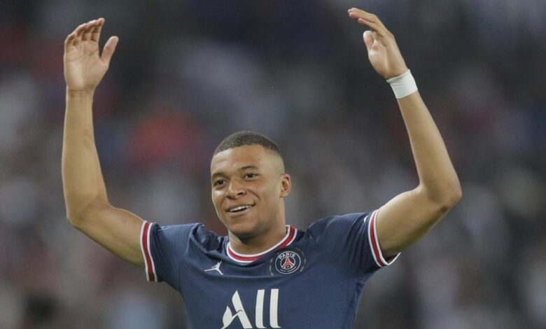 El Gobierno francés considera "una buena noticia" que Mbappé siga en el PSG