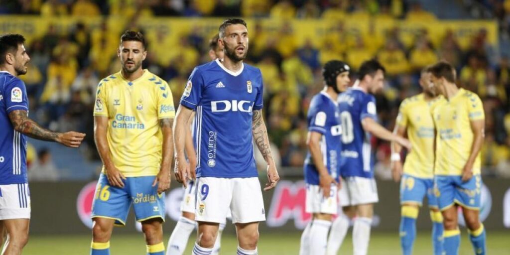 El Las Palmas remonta al Oviedo y se mete en promoción de ascenso