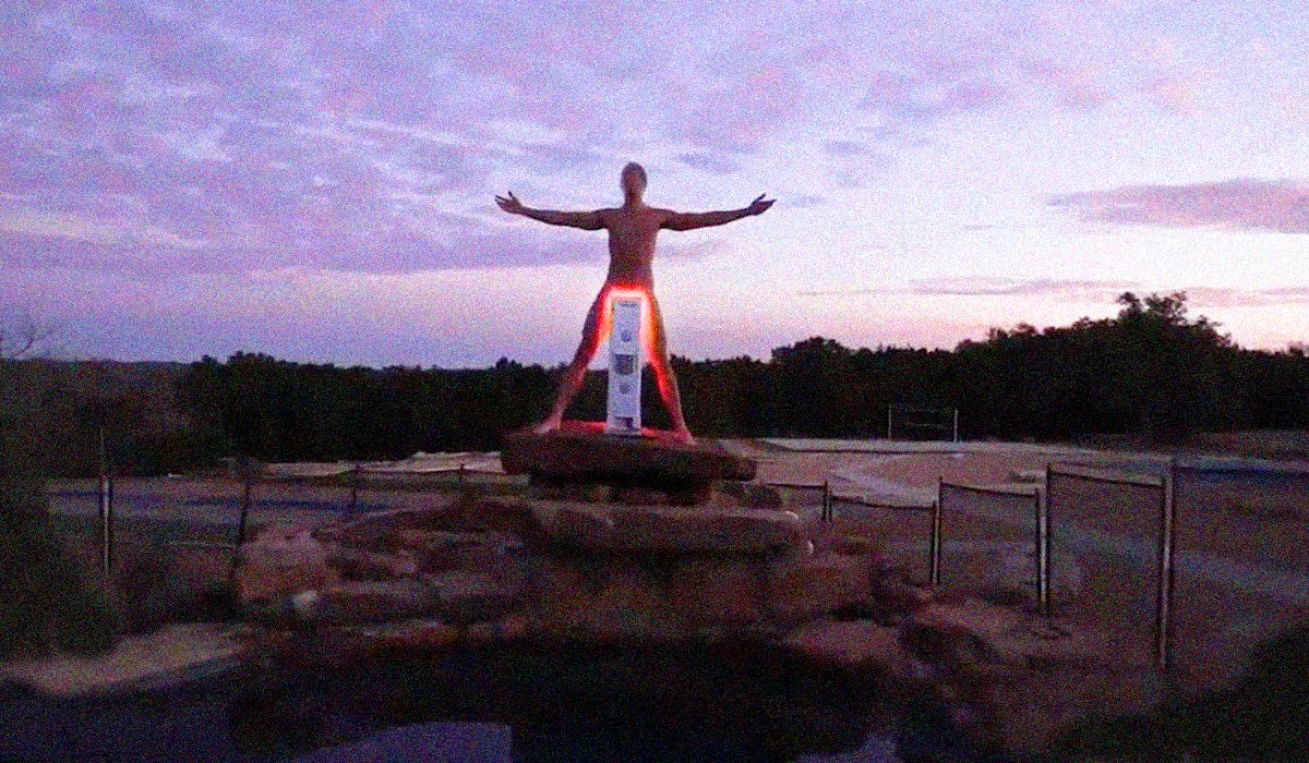 El bronceado de testículos, o la receta de un presentador ultraderechista para recuperar la virilidad de EE UU