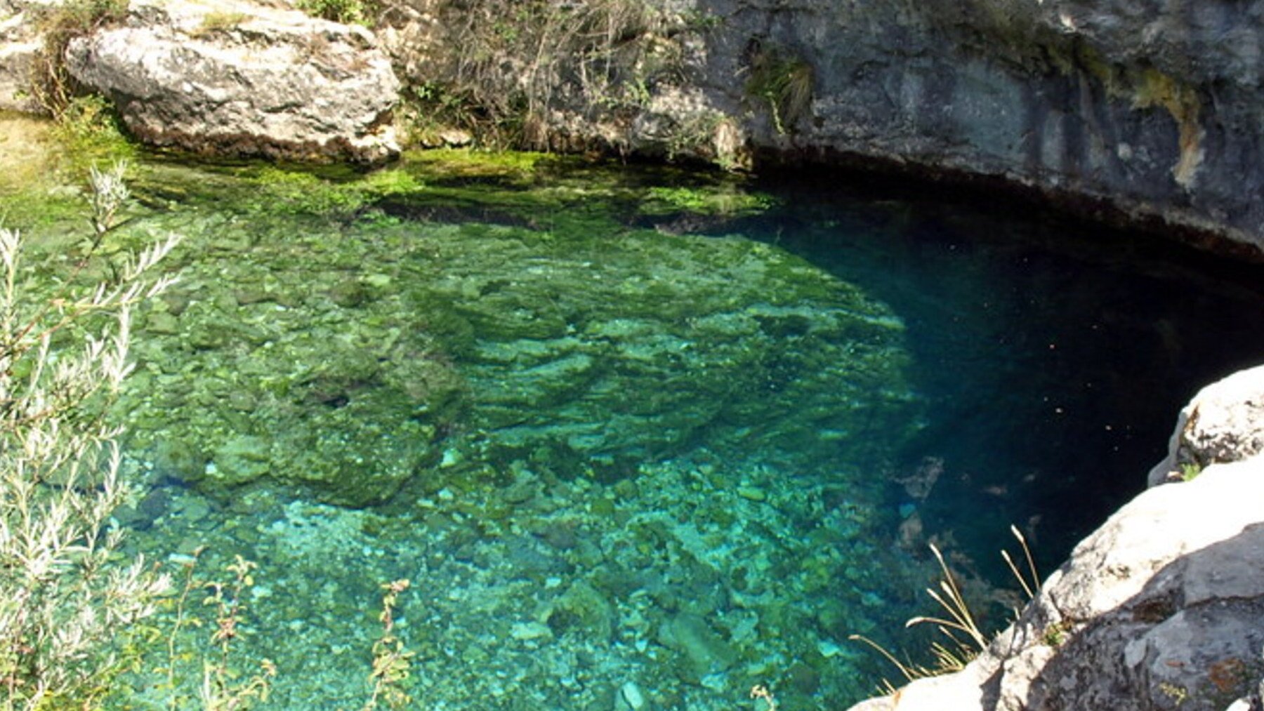 El espectacular manantial con aguas azul turquesa para descubrir un fin de semana