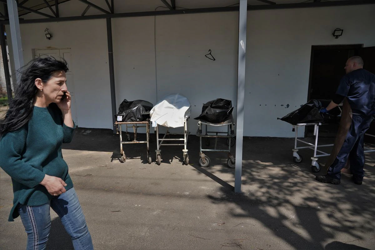 El interminable duelo de Bucha: los vecinos aún buscan a familiares asesinados por los rusos