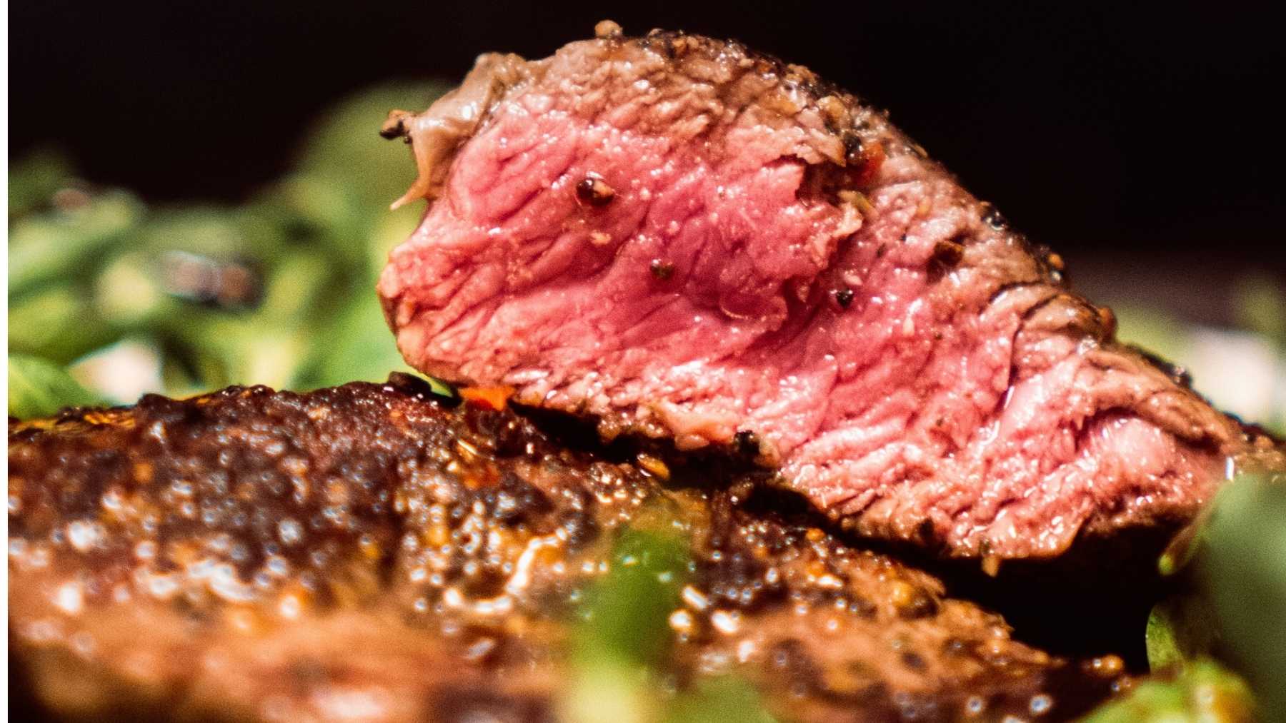 El líquido rojo de la carne no es lo que todos pensábamos