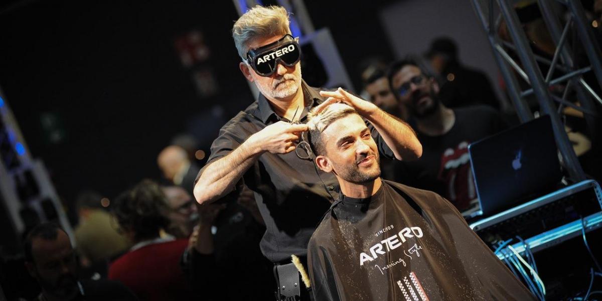 El mayor challenge de corte de pelo a ciegas, en Barcelona