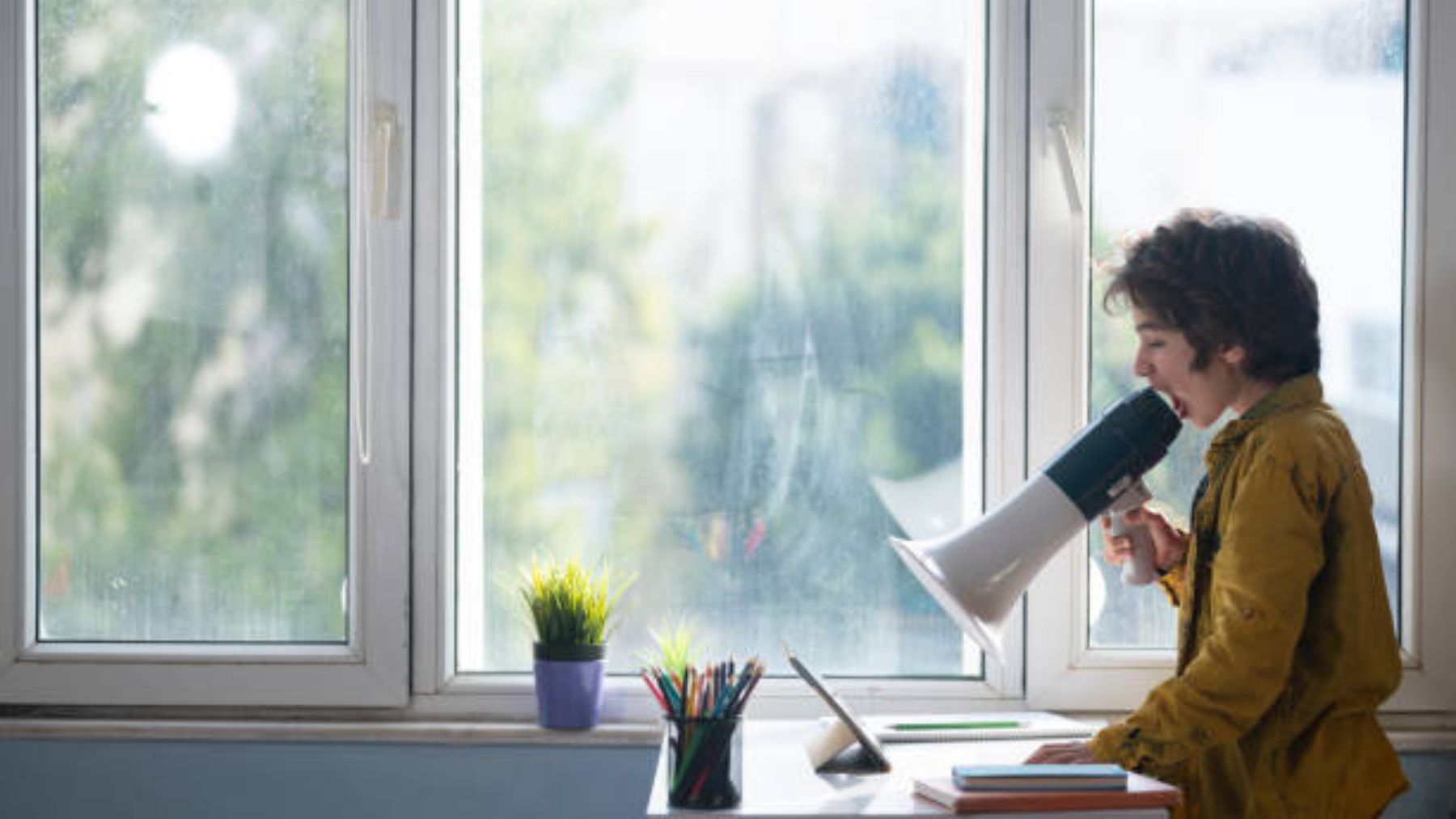 El motivo por el que alzamos la voz cuando hacemos una videollamada