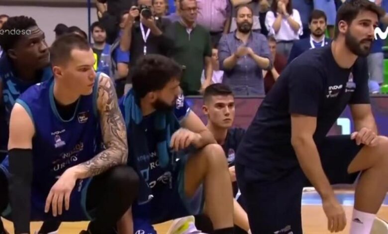 El presidente del San Pablo Burgos obliga a sus jugadores a arrodillarse como disculpa