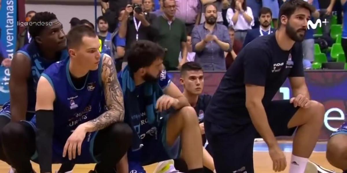 El presidente del San Pablo Burgos obliga a sus jugadores a arrodillarse como disculpa