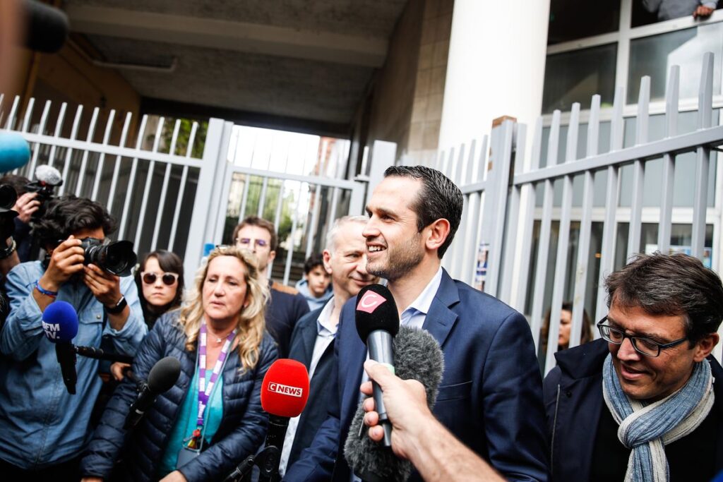 El socialismo francés vive un terremoto al pactar con Mélenchon que no respetará “ciertas reglas” de la UE