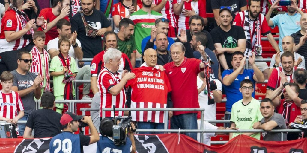 El socio número 1 del Athletic, homenajeado en pleno partido