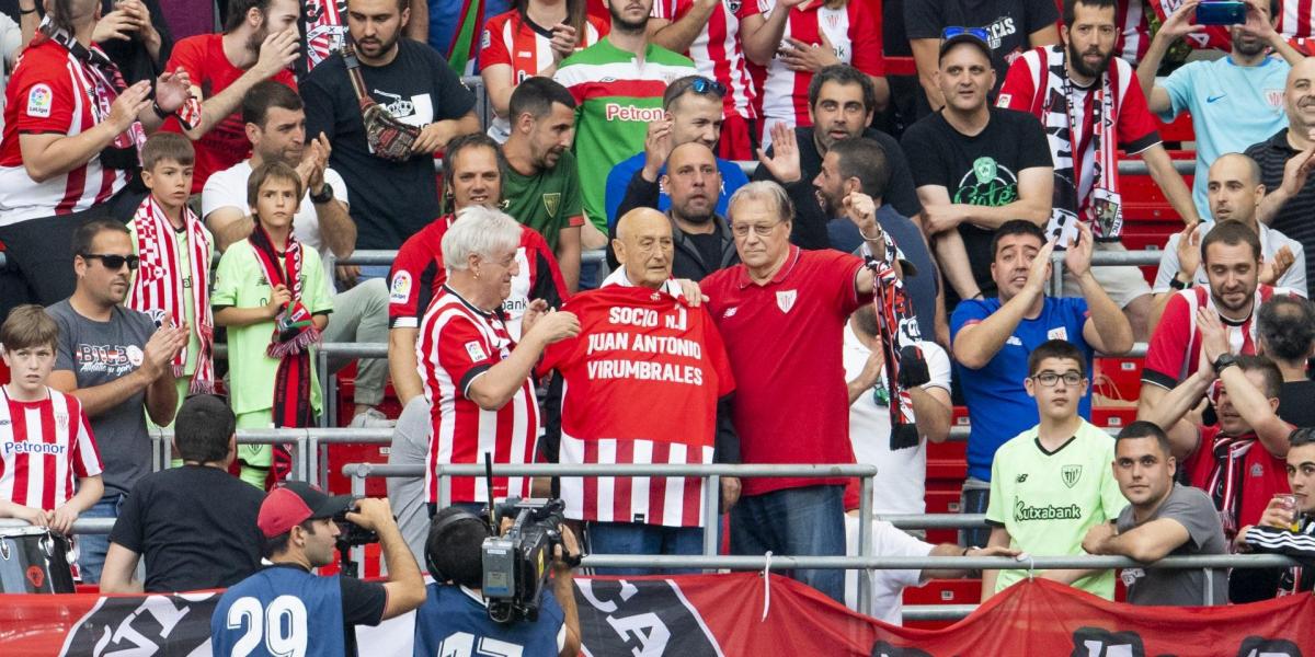 El socio número 1 del Athletic, homenajeado en pleno partido