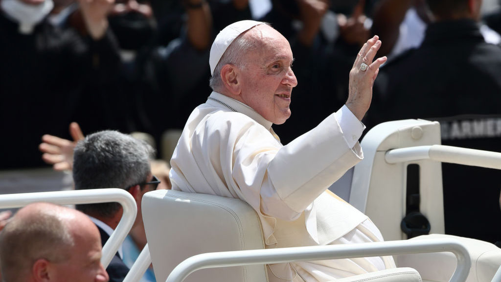 El tequila, la receta del papa Francisco para sus dolores en la rodilla
