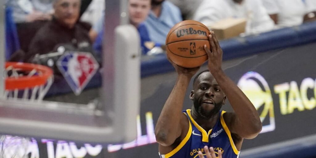 El tiro libre imposible de Draymond Green: ¡El balón se para en la cabeza del aro!