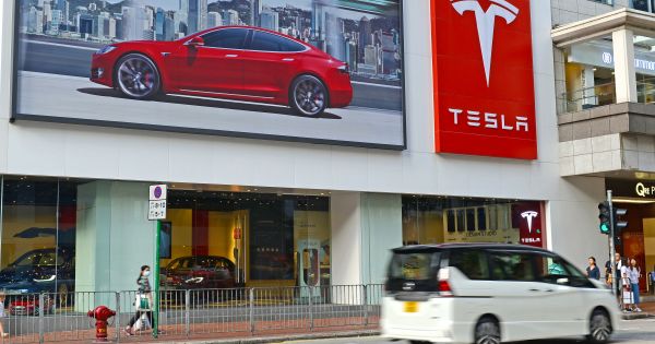 Elon Musk volvió a abrir la súper fábrica de Tesla en Shanghái y promete una producción récord