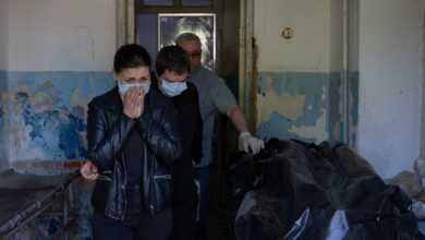 En Ucrania, una bolsa para cadáveres y una hermana en negación