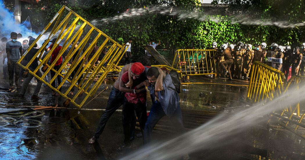 En imágenes: los manifestantes de Sri Lanka siguen desafiantes