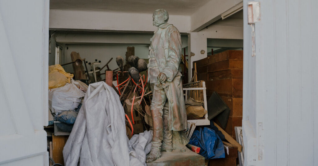 En la antigua capital de Senegal, una estatua colonial escondida ya no es bienvenida