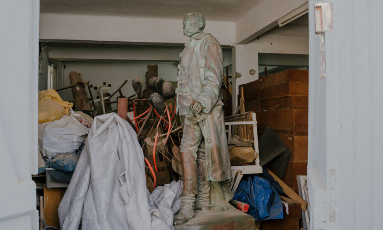 En la antigua capital de Senegal, una estatua colonial escondida ya no es bienvenida