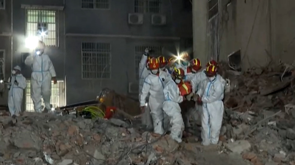 En video: la rescatan tras pasar 6 días enterrada bajo los escombros de un edificio