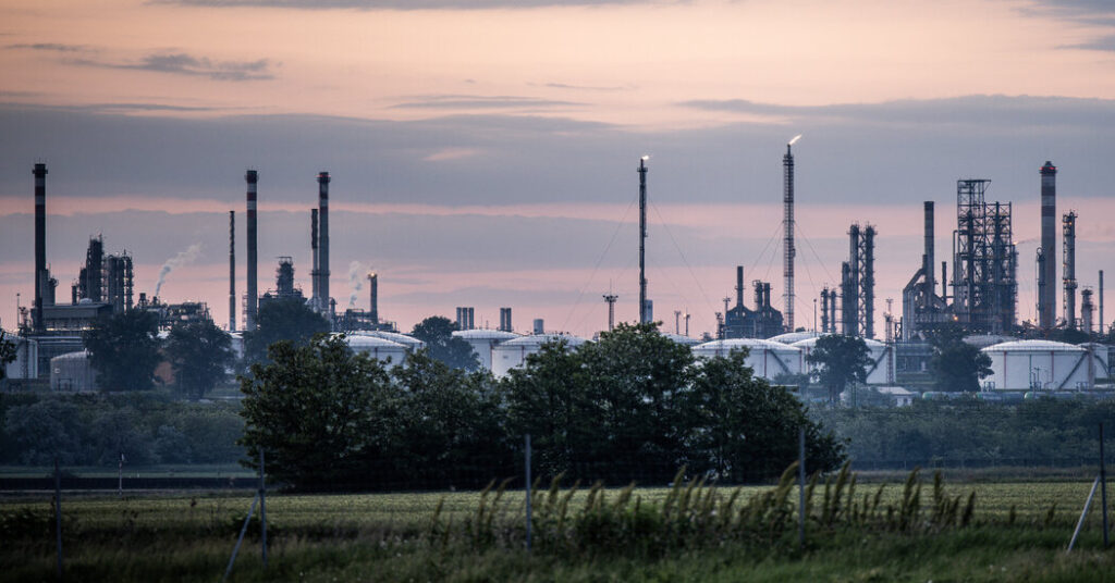 Enganchada al petróleo barato, Hungría resiste un embargo a Rusia