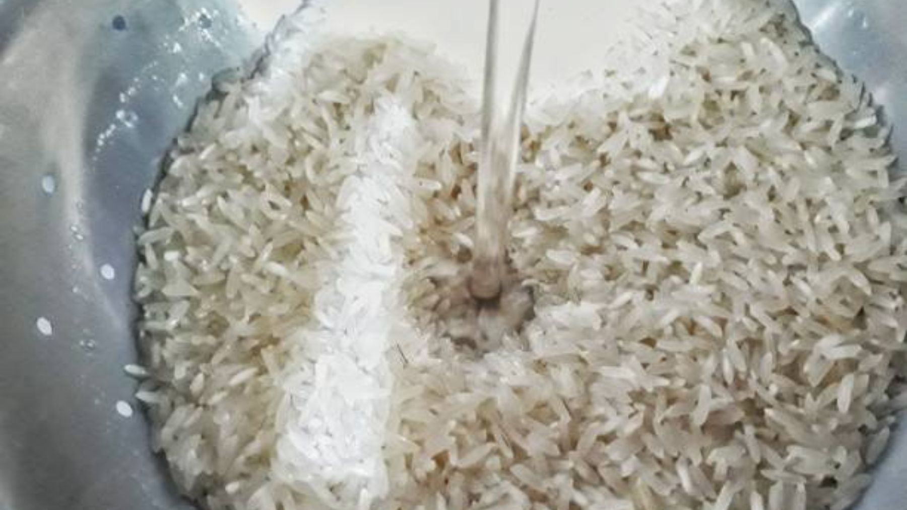 Enjuagas el arroz antes de cocinarlo El error que no debes cometer