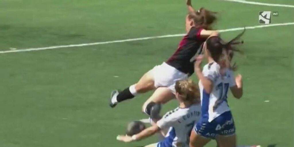 Escandaloso: la árbitra no pita este brutal penalti al AEM Lleida