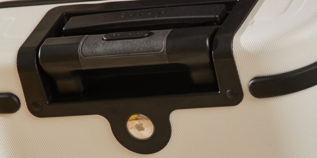 Esta maleta viene con un AirTag personalizado y un compartimento de almacenamiento