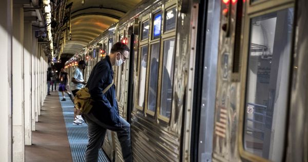 Estados Unidos tuvo récord doble de ofertas de trabajo y renuncias, y preocupa la disparada de los salarios