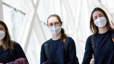 Este es el elegante 'look' que las jugadoras del Barça utilizan para los desplazamientos