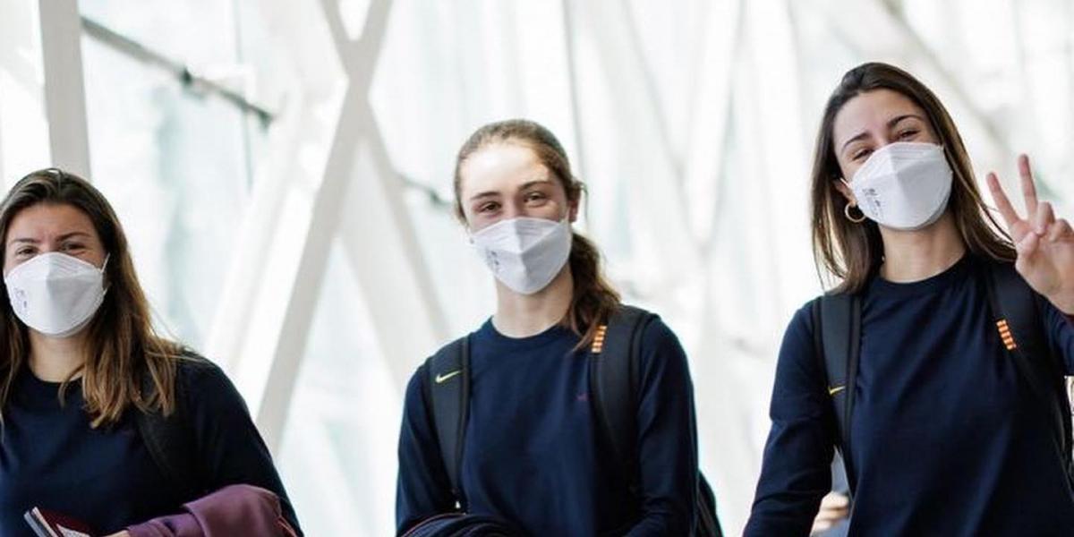 Este es el elegante 'look' que las jugadoras del Barça utilizan para los desplazamientos