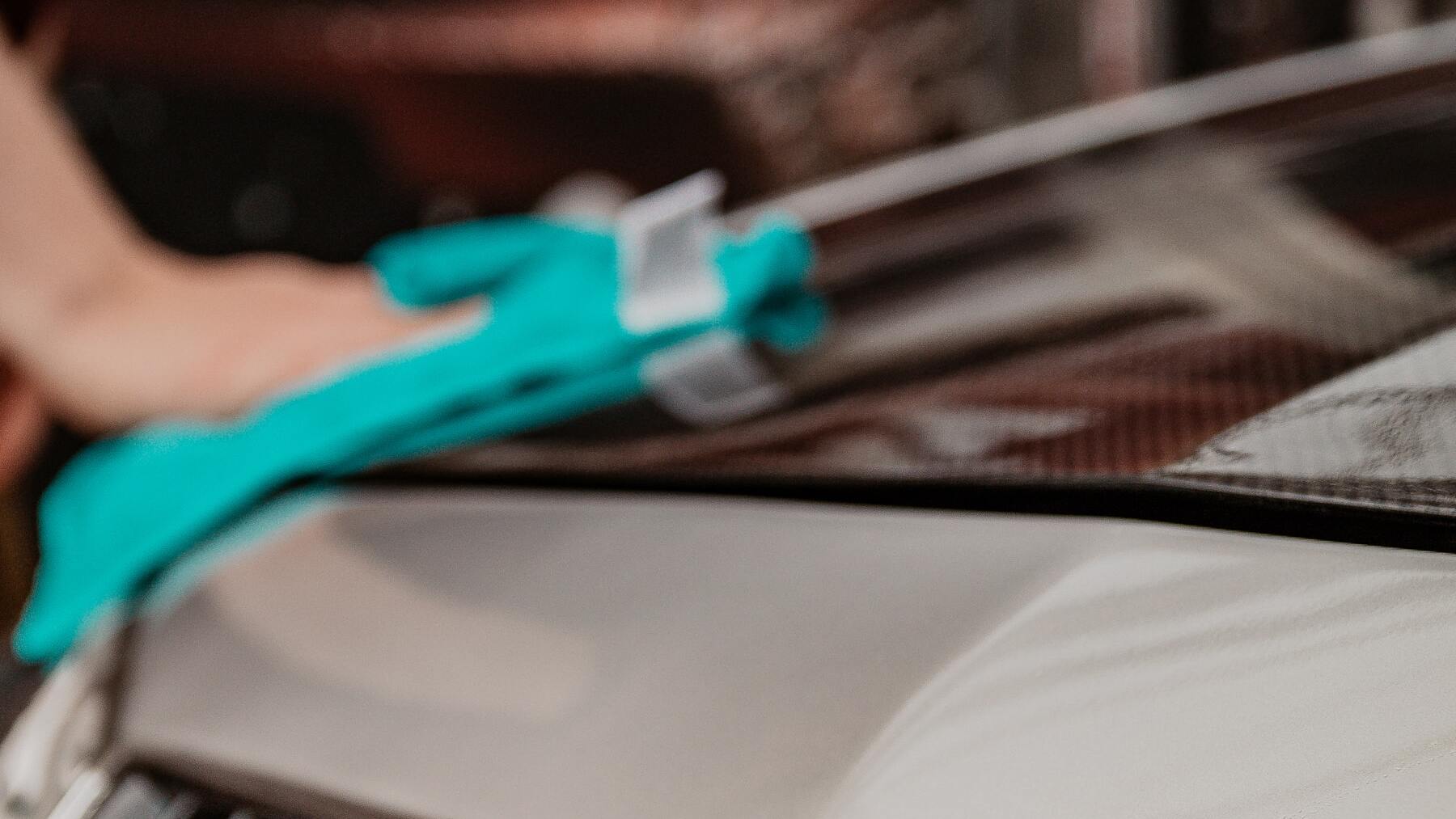 Estropearás el coche si lo limpias así en verano