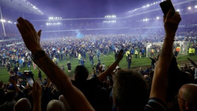 Everton se salva del descenso y desata la locura en el Goodison Park | Fotogalería