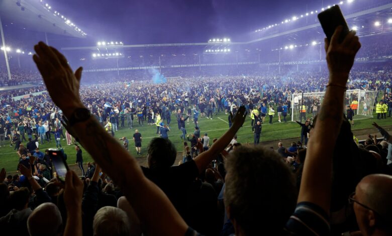 Everton se salva del descenso y desata la locura en el Goodison Park | Fotogalería