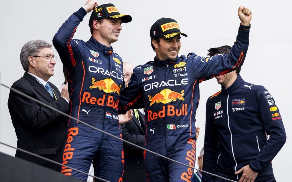 F1 | Max Verstappen da la bienvenida al tercer hijo de 'Checo' con un 'baby shower' | Video