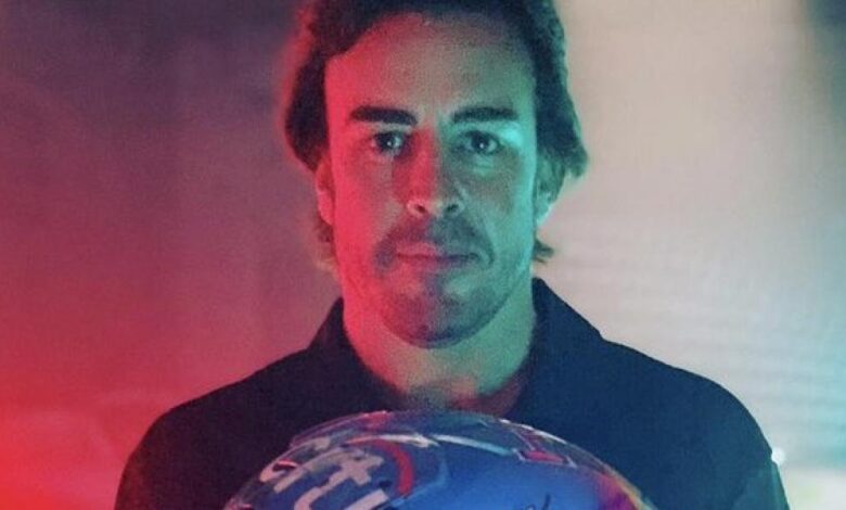 Fernando Alonso presenta su casco especial a lo Miami Vice