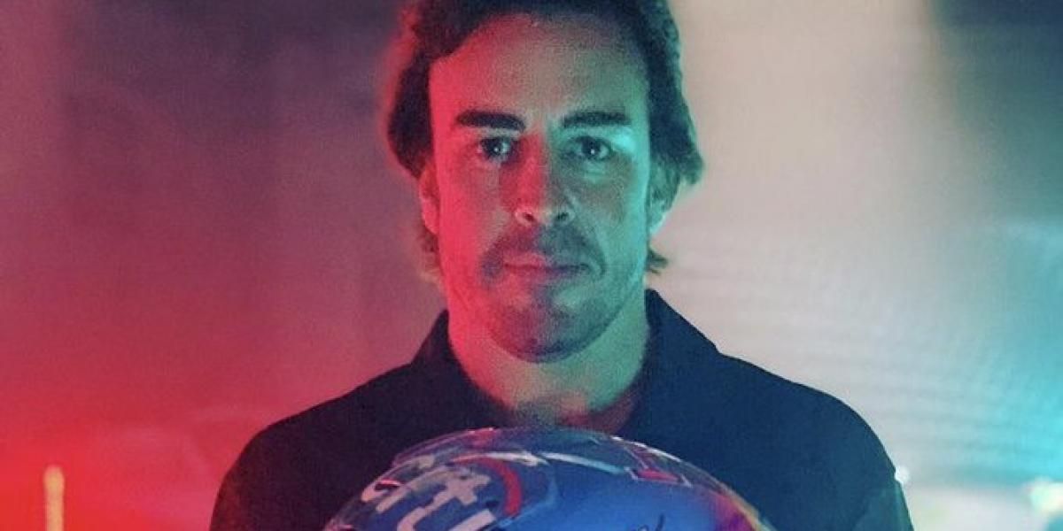 Fernando Alonso presenta su casco especial a lo Miami Vice