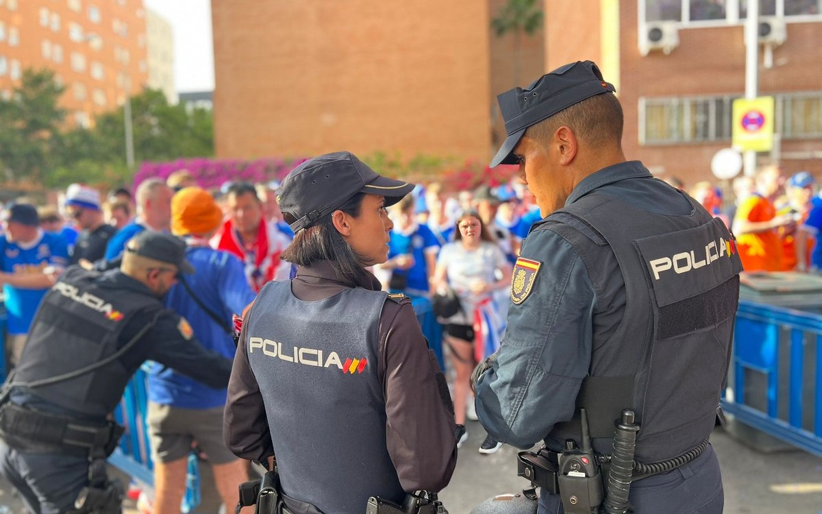 Final Europa League: Arman la campal aficionados alemanes y escoceses en Sevilla | Video