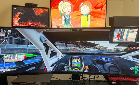 monitor ultraancho en uso en el escritorio de la computadora