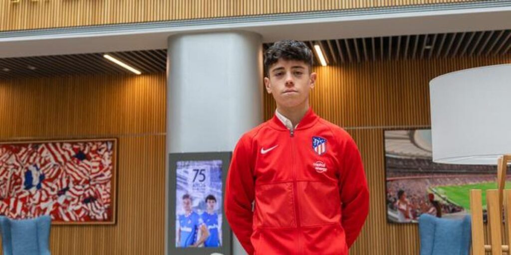 Firma su primer contrato profesional con 16 años: El Atlético ata a otra de sus figuras