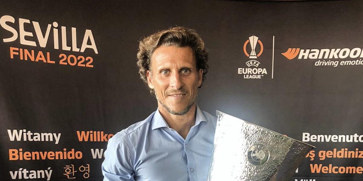 Forlán levantó la Europa League 12 años después