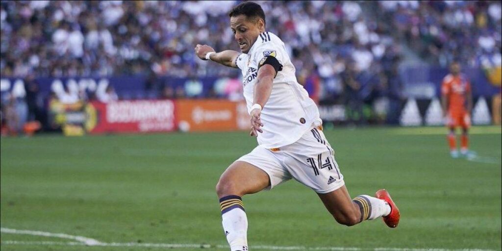 Gallese asalta el liderato; caen 'Chicharito', Vela y Jairo Torres